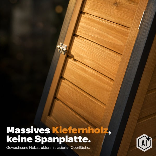 Detailansicht einer Tür aus massivem Kiefernholz mit sichtbarer Holzstruktur und lasierter Oberfläche sowie Metallscharnieren.