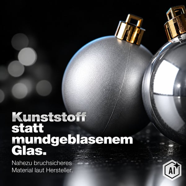 Zwei bruchsichere Christbaumkugeln aus Kunststoff mit goldfarbener Aufhängung als Alternative zu mundgeblasenem Glas.