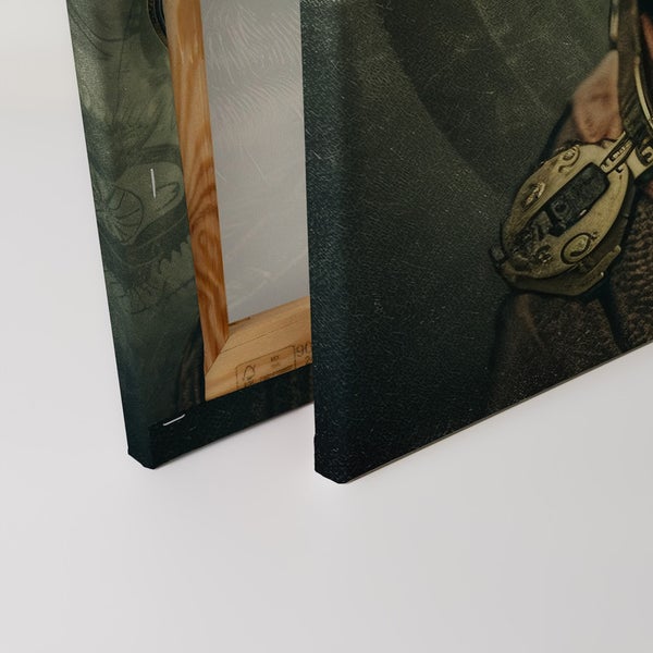 Nahaufnahme zweier Leinwandbilder mit Holzrahmen