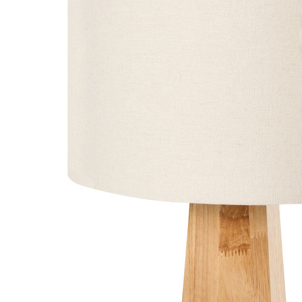 Nahaufnahme einer Tischlampe mit Textilschirm und Holzfuß