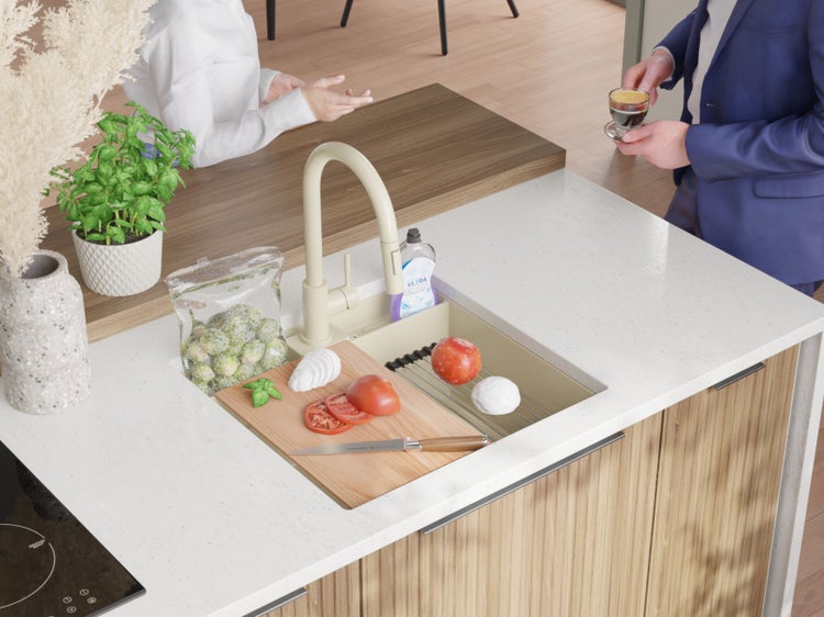 Küchenspüle mit Armatur, Gemüse, Schneidebrett und Spülmittel auf einer Küchentheke