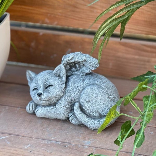 Steinfigur Katze mit Flügeln als Grabschmuck oder Gartendekoration für den Außenbereich