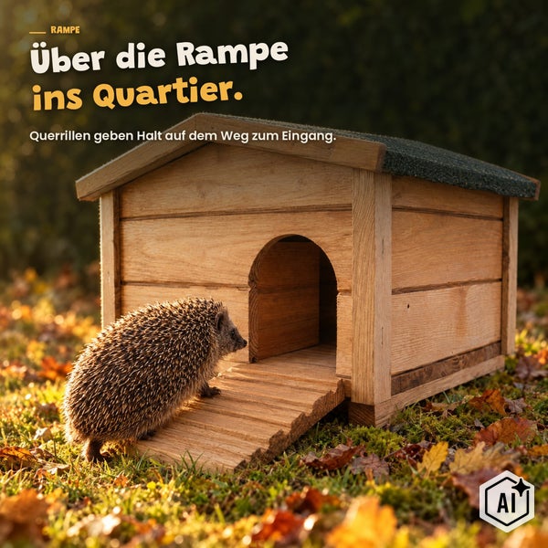 Igelhaus aus Holz mit Rampe und Querrillen im Garten auf einer Wiese.