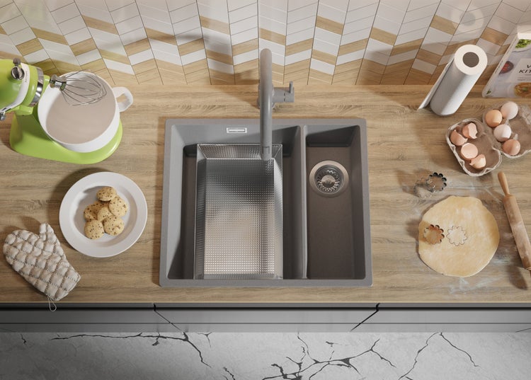 Küchenszene mit Spüle, Armatur und Backutensilien von oben