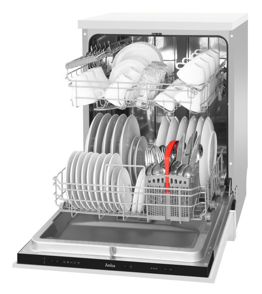 Geöffneter Geschirrspüler mit Geschirr und Besteck