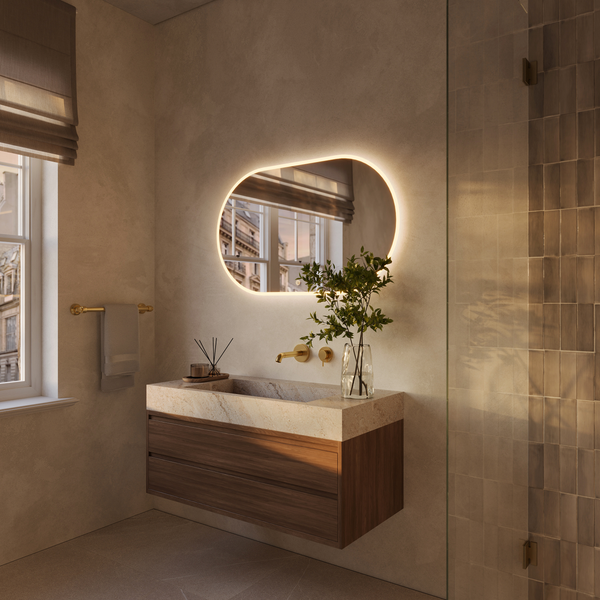 Modernes Badezimmer mit Waschtisch, holzfarbenem Unterschrank, LED Wandspiegel und goldener Armatur in einer eleganten und warmen Atmosphäre.