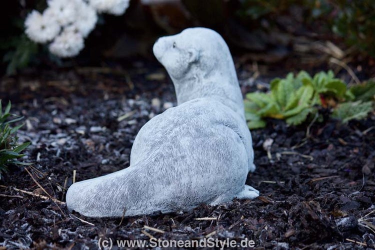 Dekorative Steinfigur in Form eines Otters als Gartenfigur zur Dekoration im Außenbereich