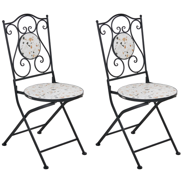 Zwei Klappstühle mit Terrazzo-Design auf Sitzfläche und Rückenlehne