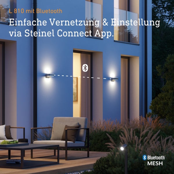 Zwei moderne Außenleuchten montiert an einer Hausfassade, vernetzt über Bluetooth und steuerbar per Steinel Connect App.