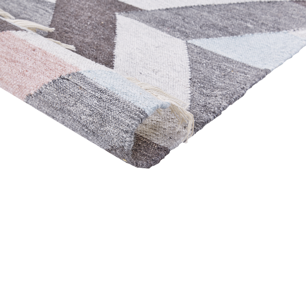 Mehrfarbiger gewebter Teppich mit geometrischem Dreiecksmuster und Fransen, Detailansicht der umgeschlagenen Ecke.