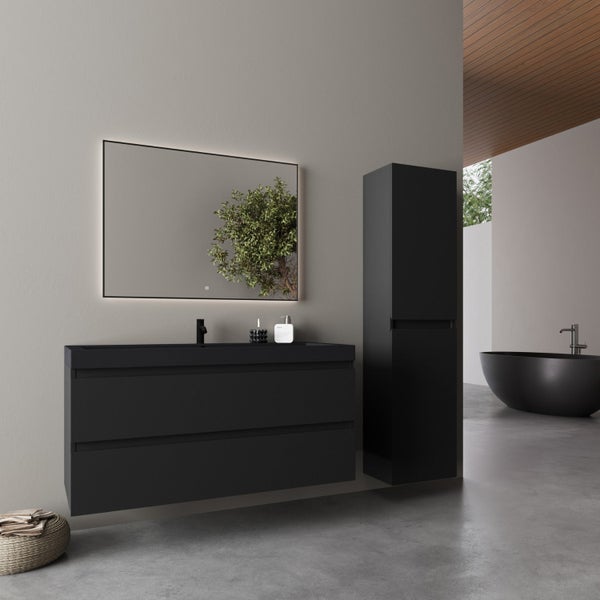 Modernes Badezimmer mit mattschwarzem Waschtischunterschrank, Waschbecken, hintergrundbeleuchtetem Spiegel, Hochschrank und freistehender Badewanne.