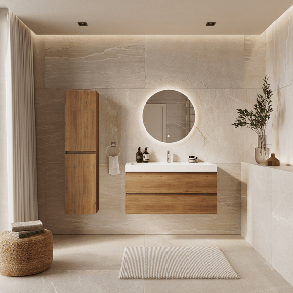 Helles, modernes Badezimmer mit Waschtischunterschrank aus Holz, Hochschrank, rundem beleuchtetem Spiegel und Fliesen in Natursteinoptik.