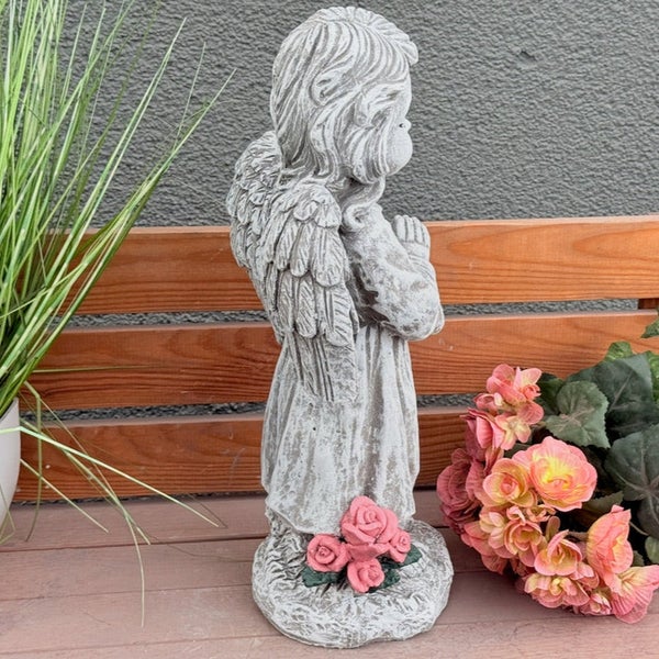 Steinfigur Engel mit Rosen als Gartendekoration für den Außenbereich
