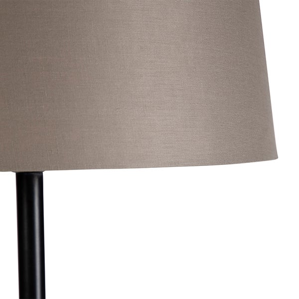 Detail einer Stehlampe mit Stoffschirm