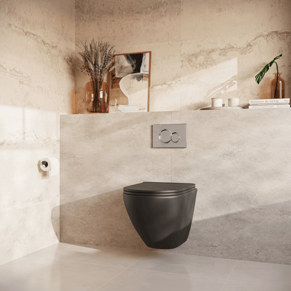 Modernes wandhängendes WC in einem Badezimmer mit beigen Fliesen in Natursteinoptik und einer verchromten Betätigungsplatte.