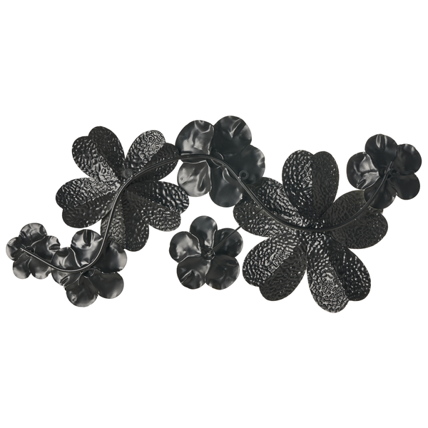 Dekoratives Esszimmer mit Blumenschmuck an der Wand