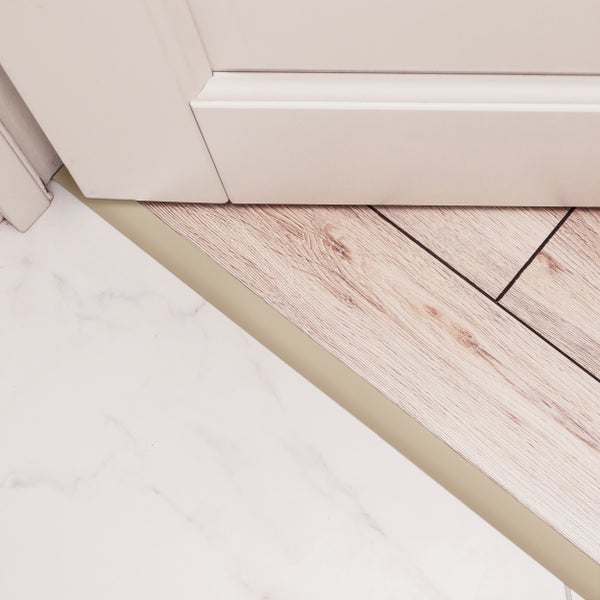 Bodenbelag mit Türrahmen, Laminat und Fliesen