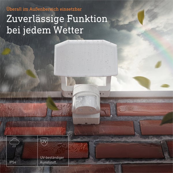 Weißer Bewegungsmelder für den Außenbereich an einer Ziegelwand bei Regen und Sonnenschein, Schutzart IP 54 und ultraviolettbeständiger Kunststoff.
