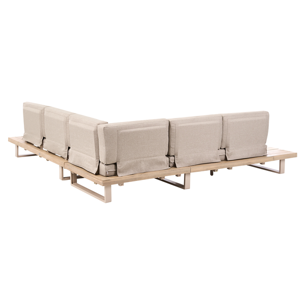 Gartenecklounge aus Holz mit hellen Polstern