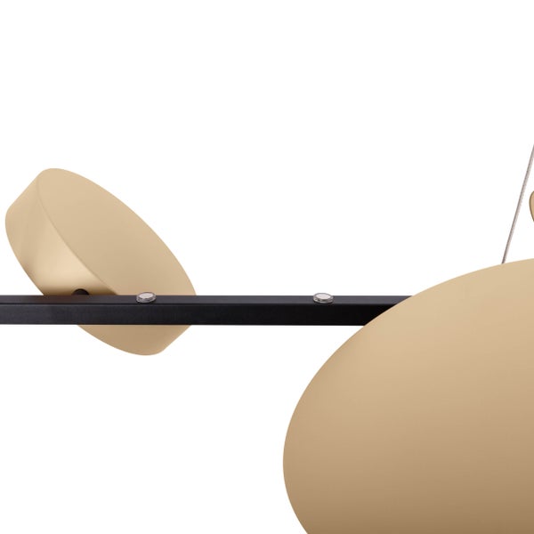 Detailansicht einer modernen Pendelleuchte mit Metallschirm