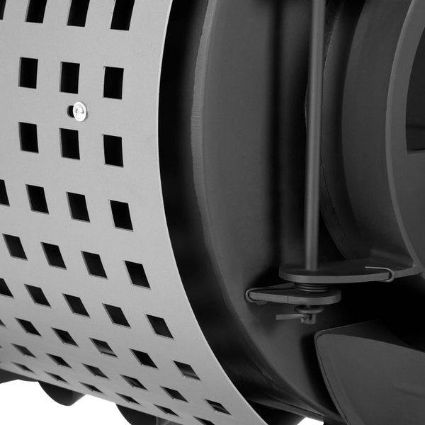 Detailansicht eines Kaminofens mit perforierter Abdeckung und Steuerungselementen