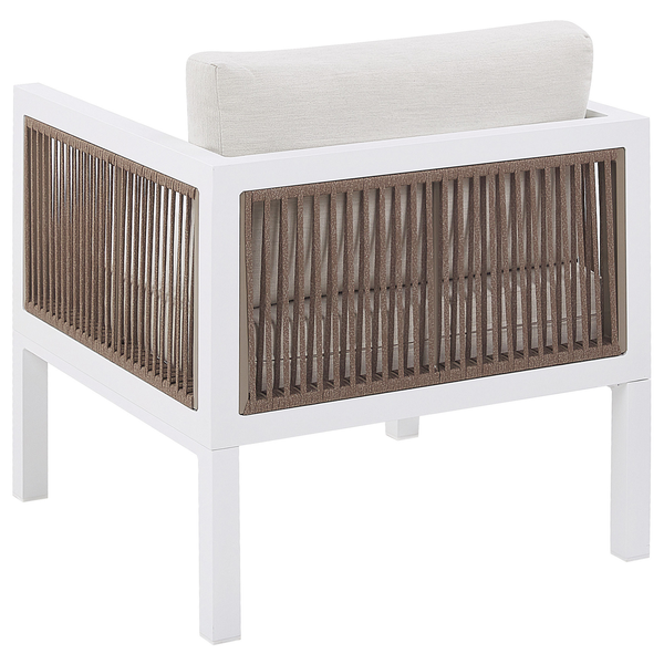 Gartenmöbel Sessel mit hellen Polstern und geflochtenen Seitenwänden