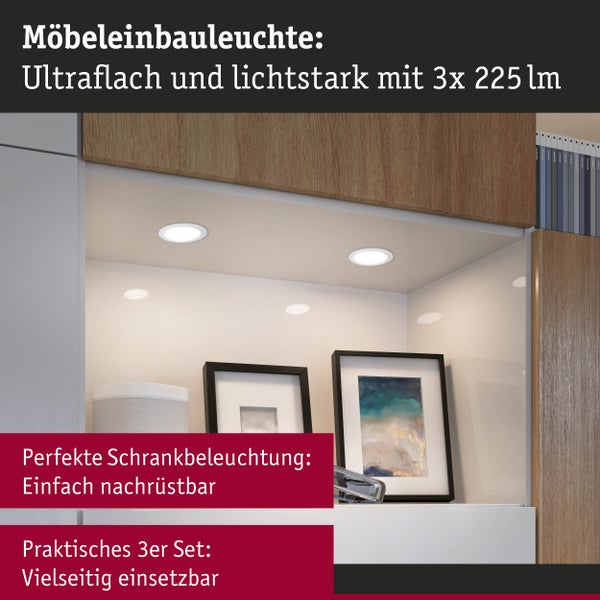 Eingebaute Möbelleuchte im Schrank mit Rahmen und Dekorationsgegenständen