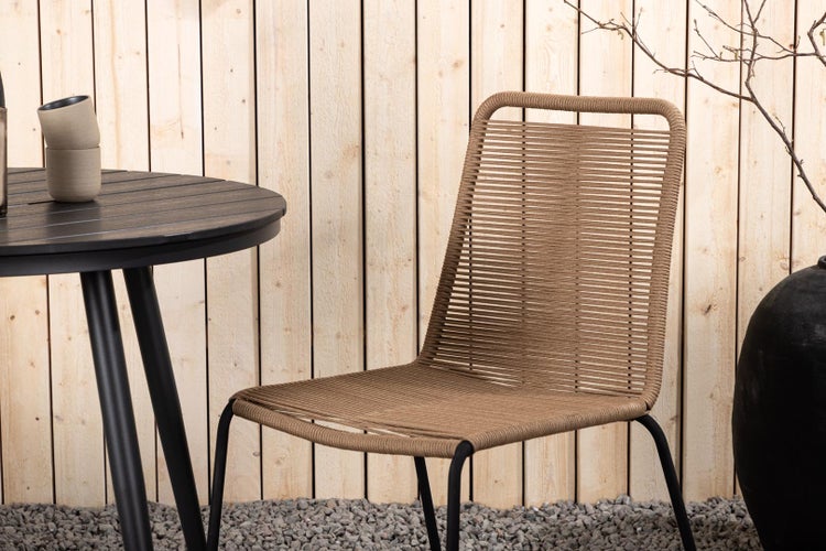 Gartenszene mit Tisch und Stuhl aus Rattan