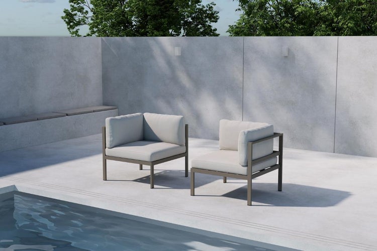 Zwei Gartenstühle aus Metall mit Polster neben einem Pool
