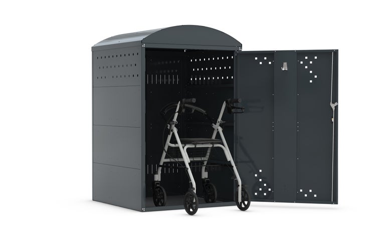 Geräteschrank mit geöffneter Tür und Rollator