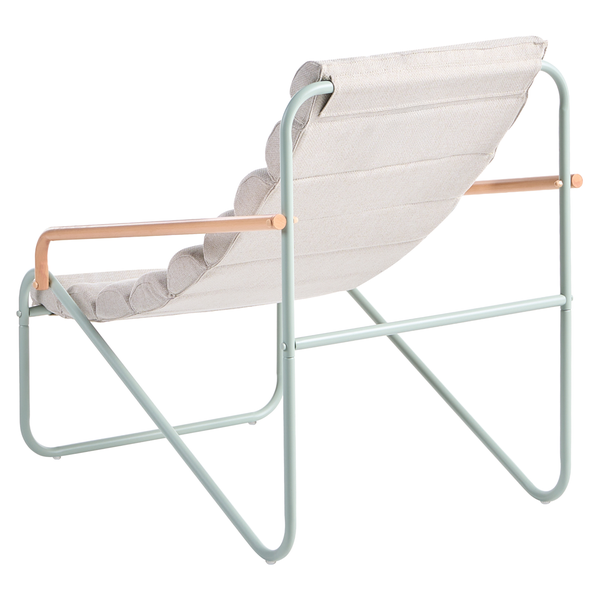 Loungesessel mit Metallgestell, gestepptem Stoffbezug und Holzarmlehnen, Rückansicht.