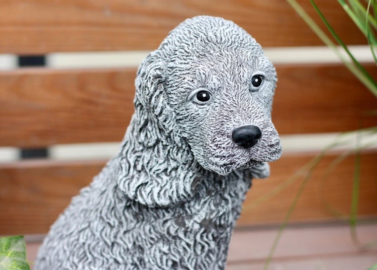 Gartenfigur Hund aus Steinguss, detailreiche Hundefigur als Gartendekoration.