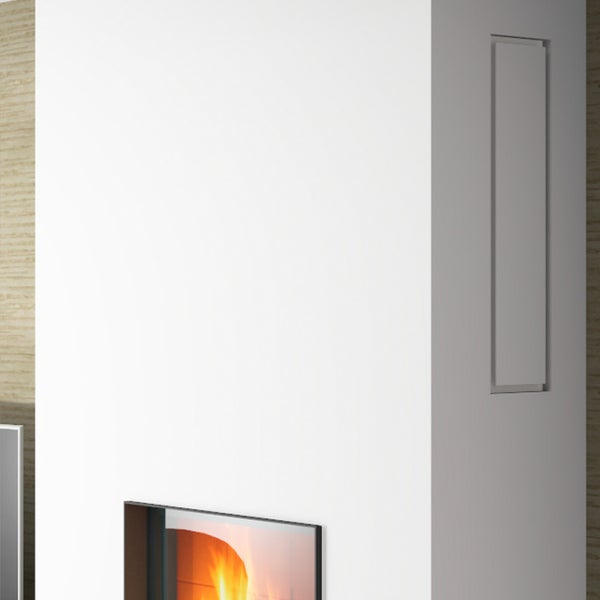 Moderne Kaminverkleidung in Weiss mit integriertem Reinigungstürchen an der Seitenwand und Sichtfenster auf die brennende Flamme.