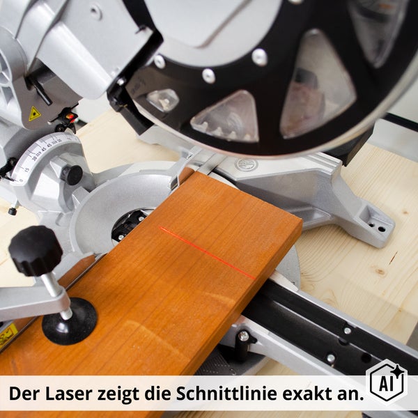 Kapp- und Gehrungssäge mit Laseranzeige beim Sägen eines Holzbretts
