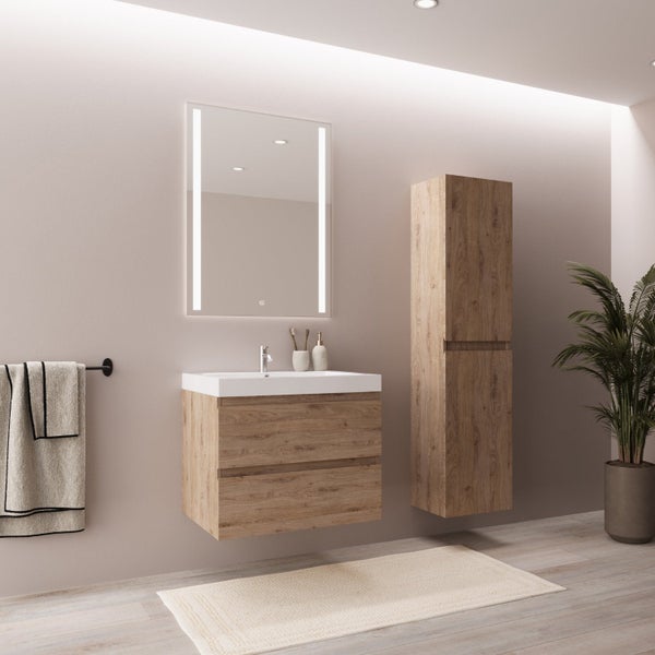 Modernes Badezimmer-Set in Eichenoptik mit wandhängendem Waschbeckenunterschrank, Waschtisch, LED-Spiegel und passendem Hochschrank.