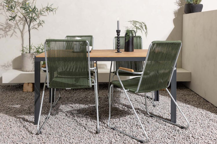 Esstischgruppe mit Holztischplatte und vier grünen Seilgeflechtstühlen im Außenbereich