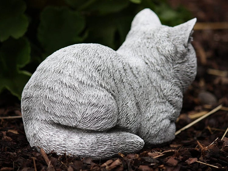 Gartenfigur Katze aus Stein in liegender Position für die Dekoration im Garten
