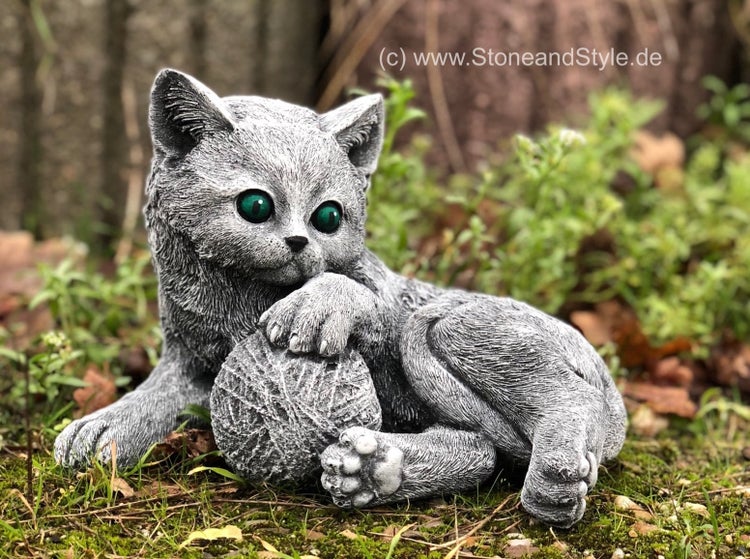 Steinfigur spielendes Katzenbaby mit Wollknäuel für den Garten aus wetterfestem Steinguss