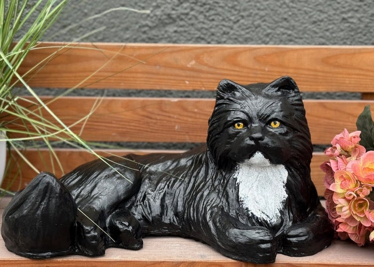 Dekorative Katzenfigur aus Stein für den Garten, liegende Pose, wetterfestes Material.