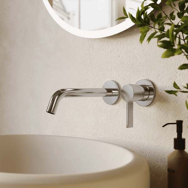 Moderne wandmontierte Einhebel Waschtischarmatur in glänzendem Design über einem runden Waschbecken im Badezimmer