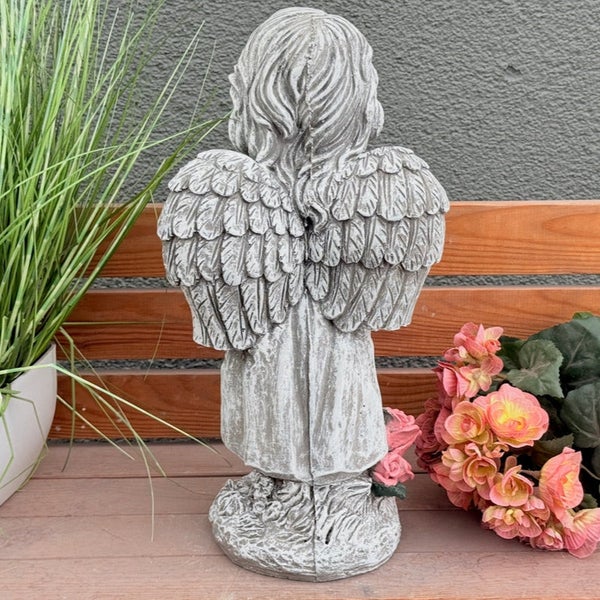 Gartenfigur Engel aus Steinguss in Steinoptik mit gefiederten Flügeln und detaillierter Kleidung zur Dekoration für Außenbereiche