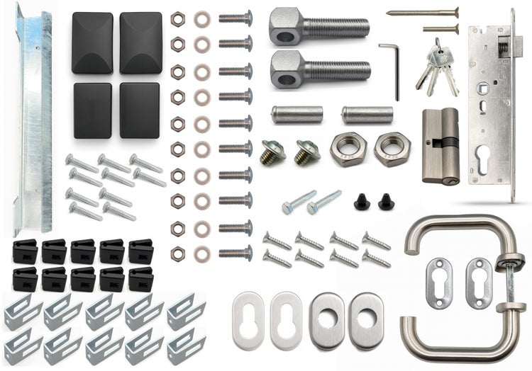 Sortiment verschiedener Metallprodukte, darunter Pfosten, Schrauben, Muttern, Beschläge, Schlüssel und ein Türgriff