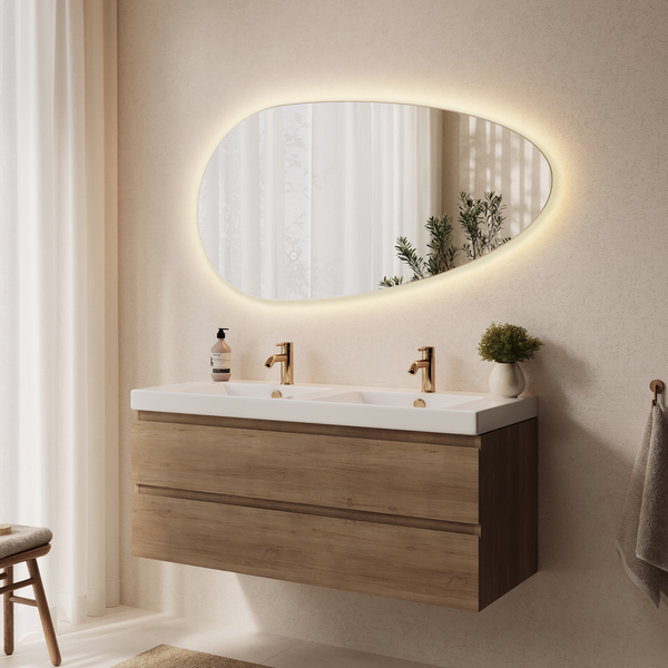 Moderner Badezimmerschrank mit Doppelwaschbecken, Holzoptik und organisch geformtem LED Spiegel in einem hellen Badezimmer.