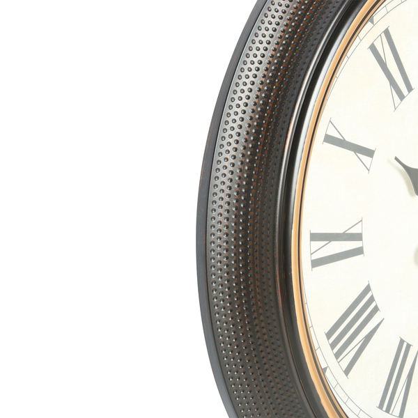 Detailansicht einer Wanduhr mit römischen Ziffern