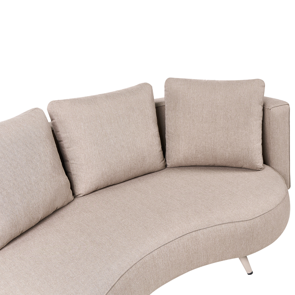 Detailansicht eines Stoffsofas mit Kissen