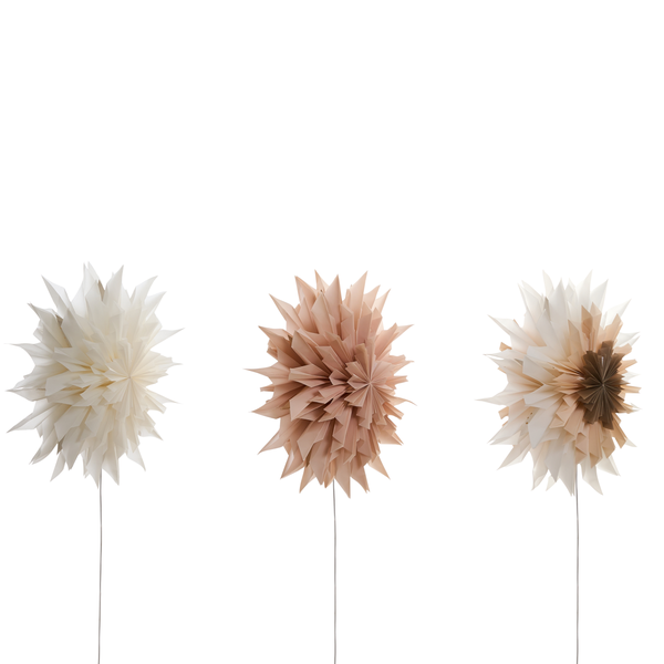 Drei Papiersternleuchten auf Stäben