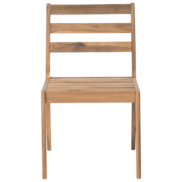 Szene mit Gartenmöbeln bestehend aus Sessel, Hocker und Beistelltisch neben einem Swimmingpool