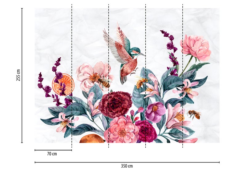 Fototapete mit Aquarell-Motiv aus Blumen, Kolibri, Bienen und Orangenscheiben. Maße: 350 mal 255 Zentimeter, 5 Bahnen zu je 70 Zentimeter.