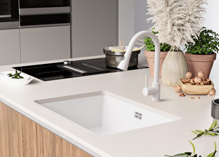 Küchenspüle mit Armatur in einer modernen Küche