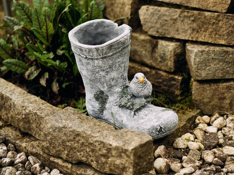 Gartendeko Pflanzgefäß in Stiefelform mit Vogel aus Steinoptik für den Außenbereich